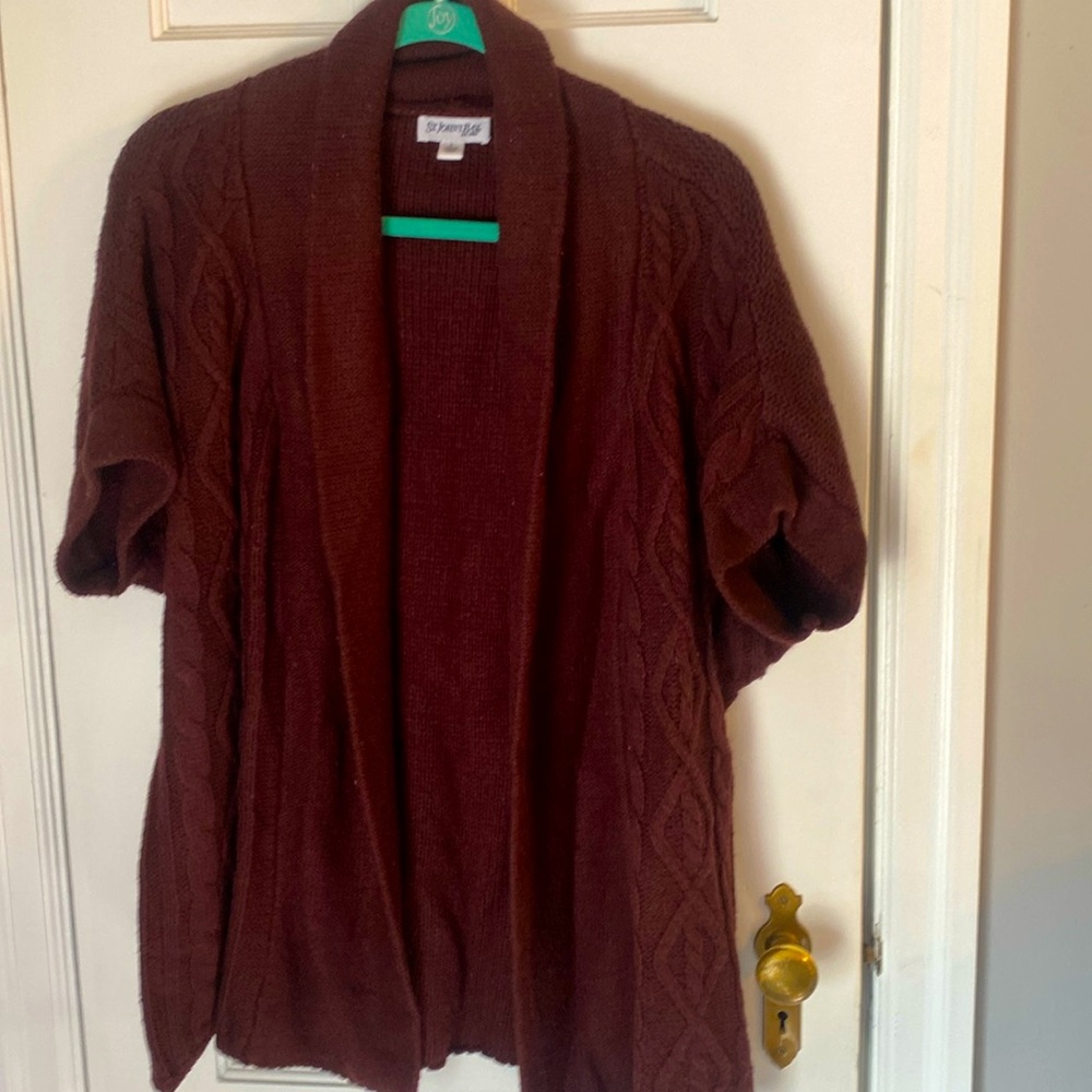 St. John’s Bay Burgundy short sleeve sweater. Size  L with belt included.